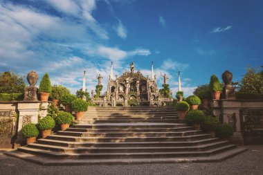 Eski heykel ve yeşil bitkiler.