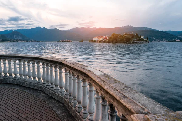 Su, dağlar ve gökyüzü.