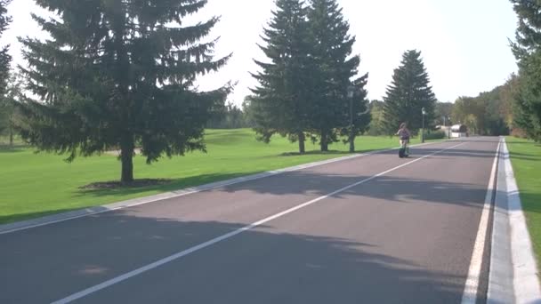 Mujer conduciendo scooter eléctrico . — Vídeo de stock