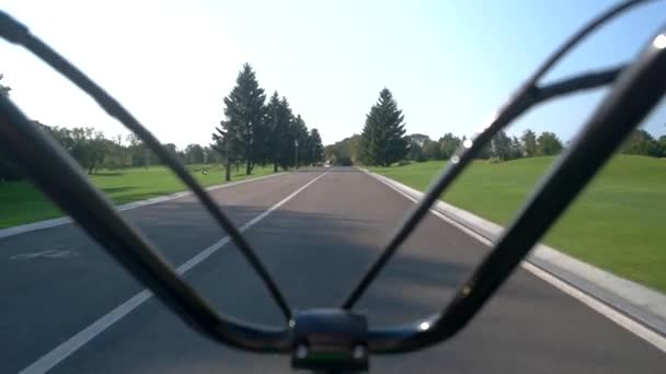 Τιμόνι σε δρόμο φόντο. — Αρχείο Βίντεο