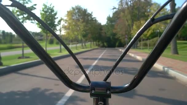 Τιμόνια ποδήλατο στο δρόμο φόντο. — Αρχείο Βίντεο