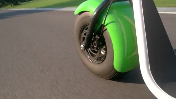 Motorfiets wiel en asfalt. — Stockvideo