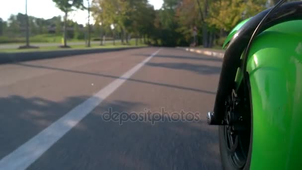 Мотоциклетне колесо та асфальт . — стокове відео