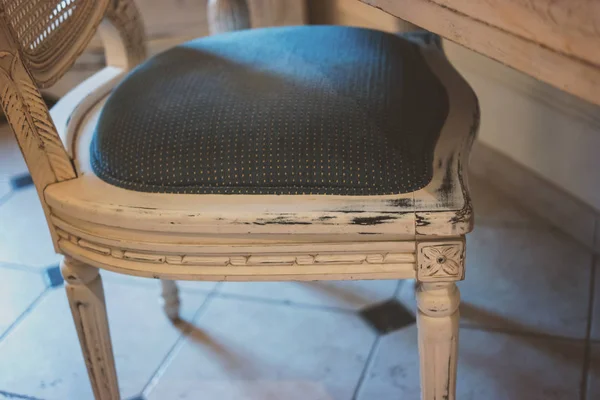 Cadeira de madeira com almofada macia . — Fotografia de Stock