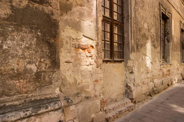 Hasarlı duvar ve windows.