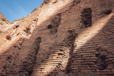 yıkık tuğla duvar.