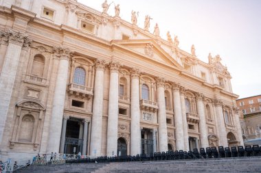 Sütunlarla binanın cephe.