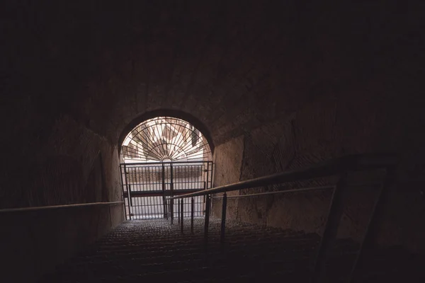 Ciemny tunel i bramy. — Zdjęcie stockowe