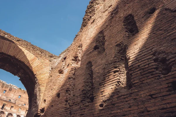 Parede de tijolo danificado e arco . — Fotografia de Stock