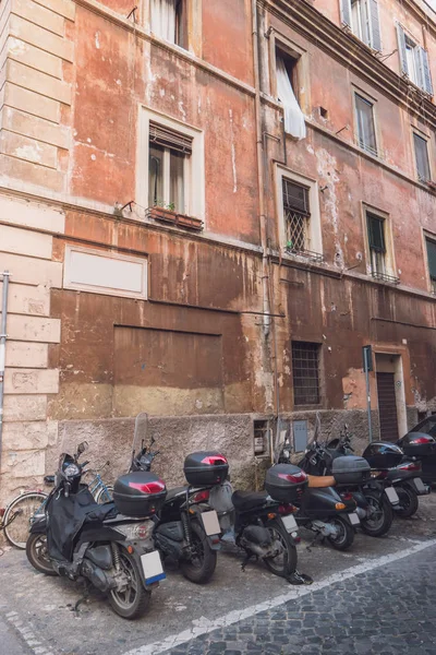 Scooters motor perto de edifício antigo . — Fotografia de Stock