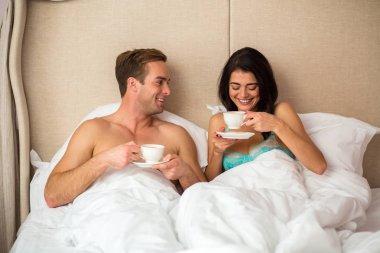 Kaç bardak ile yatakta.