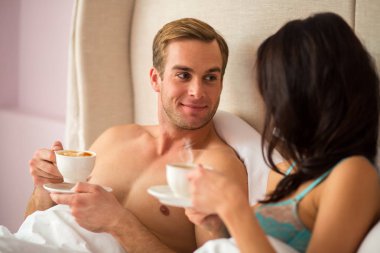 İle cups yatakta Çift.