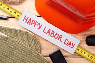 Doğum günü kartı çevresinde araçları.