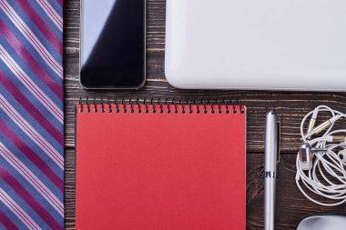 Kulaklık, smartphone ve defter.