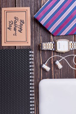 Defter, çizgili kravat ve izle.