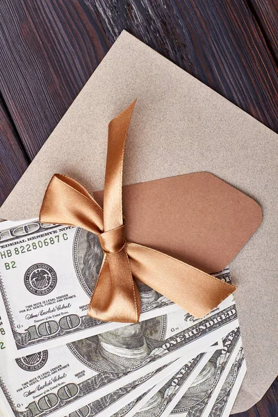 Envelope com dinheiro e arco . — Fotografia de Stock