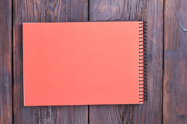 Cuaderno con espiral sobre madera . — Foto de Stock