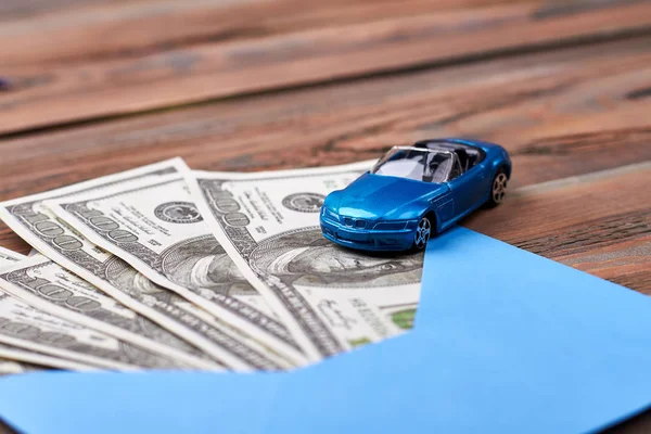 Pénzt borítékba közelében autó. — Stock Fotó
