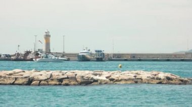 Deniz feneri ve tekneler.