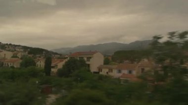 Tren penceresinden manzara.