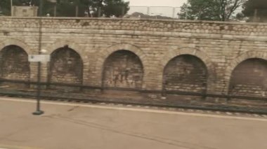 Tren penceresinde platformu.