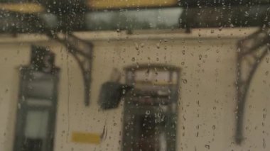Islak tren pencere.