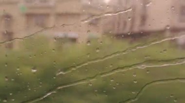 Su damlaları ile pencere tren.