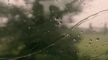 Su damlacıkları ile tren pencere.