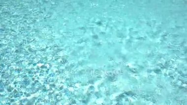 Doku ışık mavi su.