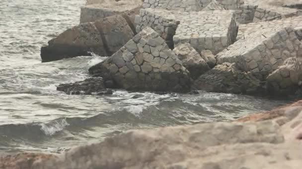 Salpicaduras de agua contra rocas. — Vídeos de Stock