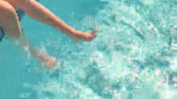 Gambe di donna in acqua . — Video Stock