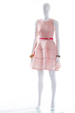 Manken üzerinde pembe elbise kemer.