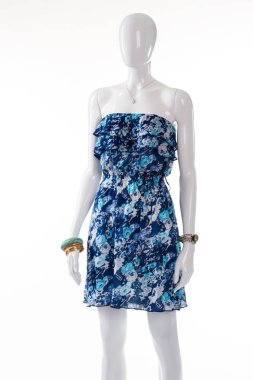 Elbise ve bilezik manken üzerinde.