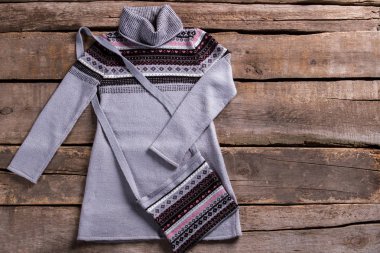 Çantalı sıcak gri tunik.