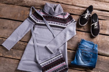 Mavi jeans ile gri tunik.