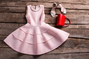 Somon elbise ile kırmızı çanta.