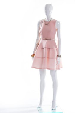 Somon üzerinde beyaz manken Giydir.