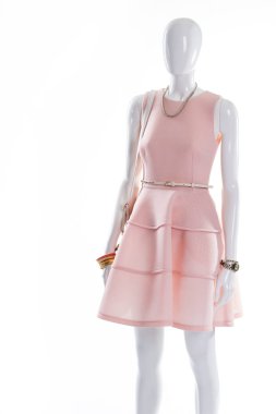 Elbise ve aksesuarlar manken üzerinde.