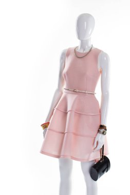 Manken üzerinde siyah klasik çanta.