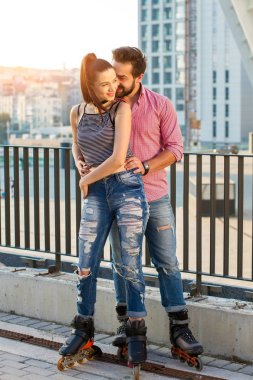 Paten üzerinde genç Çift.