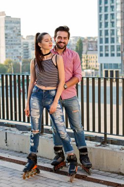 Erkek ve kadın üzerinde paten.