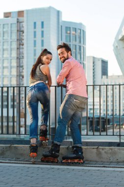 Geriye dönüp baktığımda paten üzerinde çift.