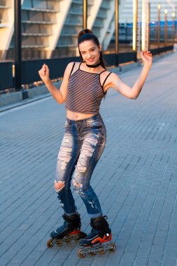 Gülümseyen kadın ve paten.