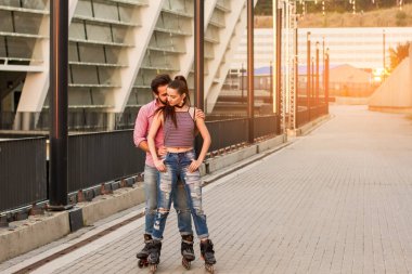 Üzerinde paten duran Çift.