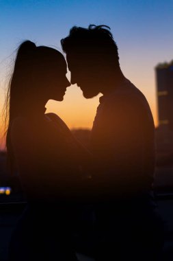 gün batımında çift siluet.