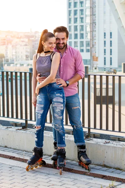 Çift paten üzerinde gülümseyen.