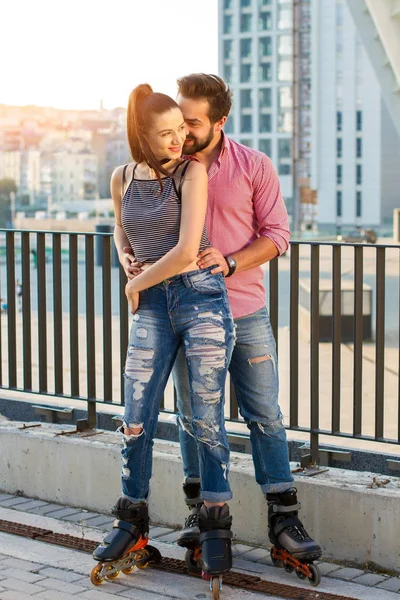 Paten üzerinde genç Çift.
