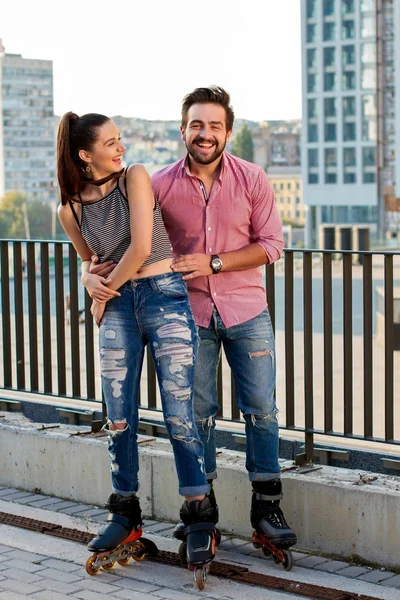 Paten gülüyor Çift.