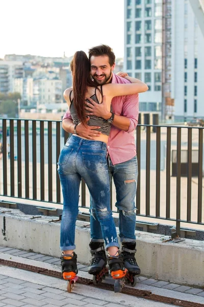 Çift paten üzerinde sarılma.