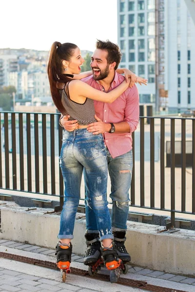 Çift paten üzerinde gülüyor.